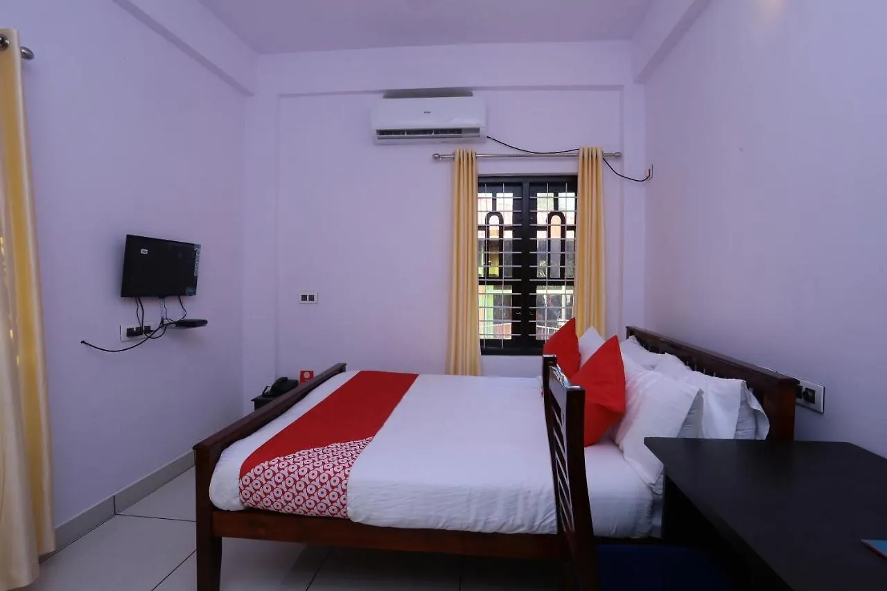 Oyo 26697 United Residency Hotel Kazhakuttam 3*,  India